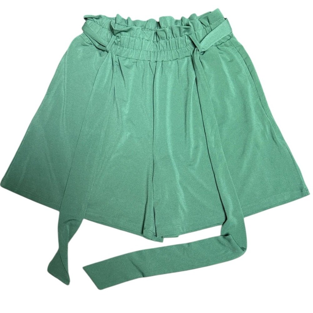 LulaRoe women’s size extra small green skort with belt and side pockets.